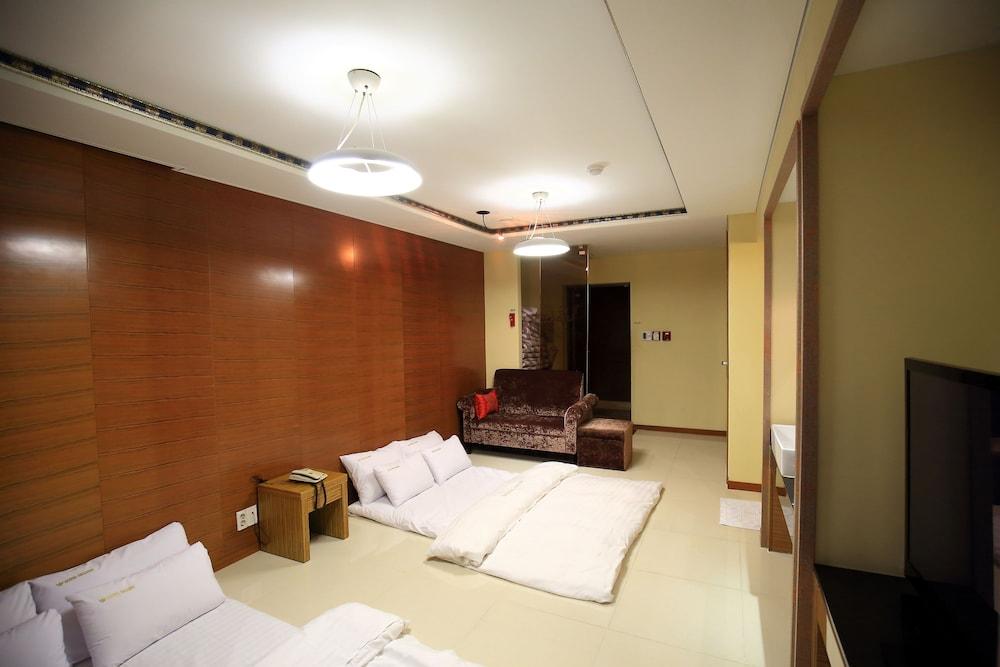 Gallery Tourist Hotel Thongjong Kültér fotó